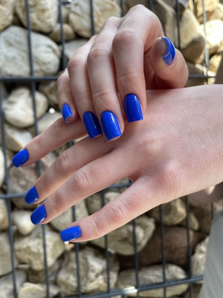 Niebieski manicure