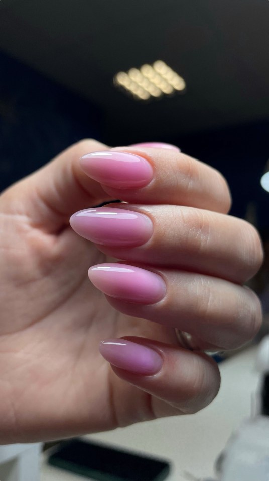 Manicure mleczno-różowy, migdałowy kształt
