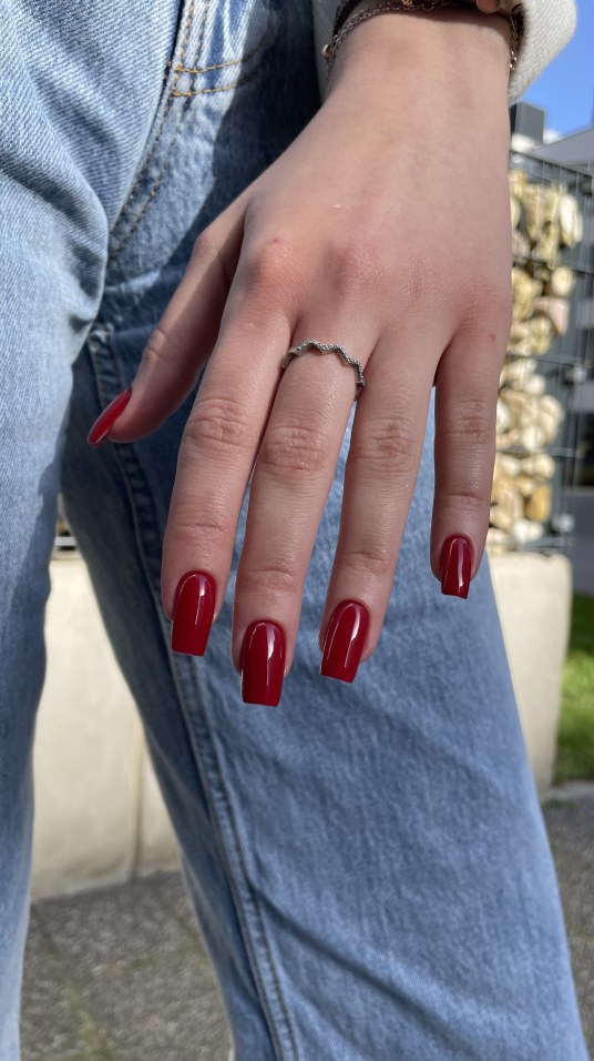 Czerwony manicure
